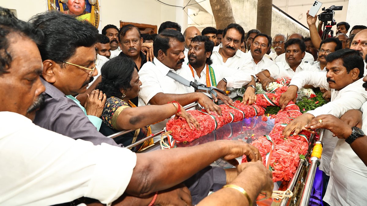 SPK_TNCC's tweet photo. தமிழ்நாடு காங்கிரஸ் கமிட்டியின் முன்னாள் தலைவரும், தமிழக மக்களால் பேரன்போடு இலக்கியச் செல்வர் என்று அழைக்கப்பட்ட டாக்டர் குமரி அனந்தன் அவர்கள் இறுதி அஞ்சலி செலுத்தினேன். 

நிகழ்வின் போது, தமிழ்நாடு காங்கிரஸ் கமிட்டியின் துணைத்தலைவர் திரு.சொர்ணா சேதுராமன் உள்ளிட்ட காங்கிரஸ் நிர்வாகிகள் உடனிருந்தார்கள்.

(1/2)