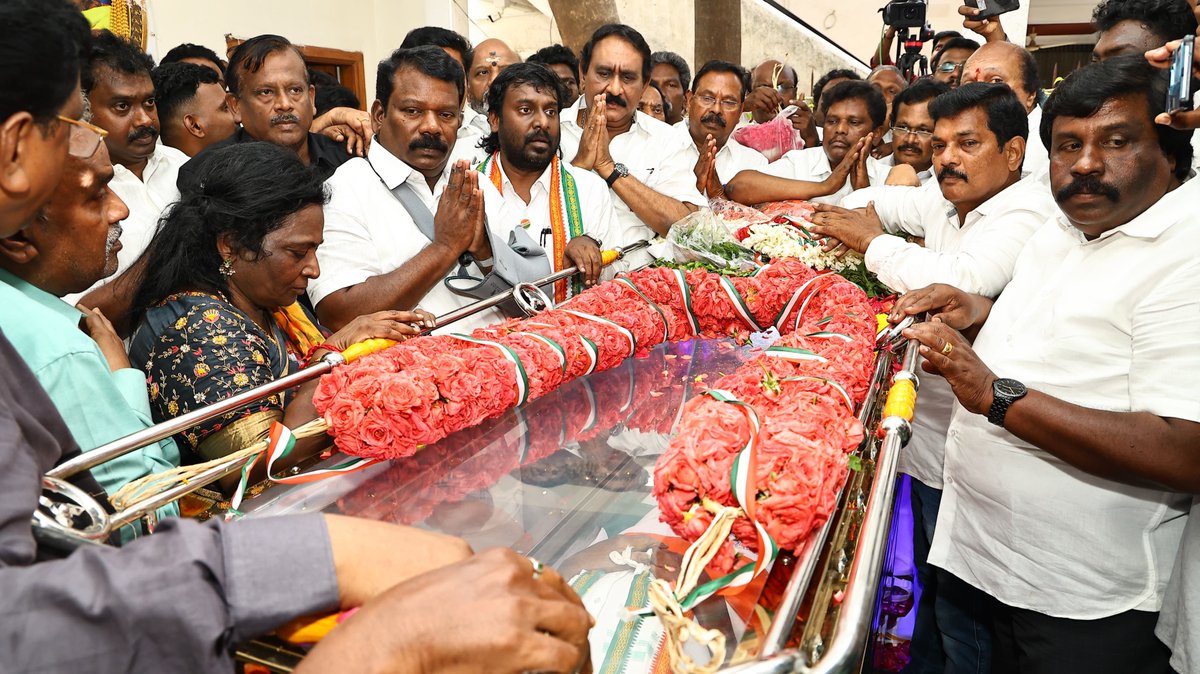 SPK_TNCC's tweet photo. தமிழ்நாடு காங்கிரஸ் கமிட்டியின் முன்னாள் தலைவரும், தமிழக மக்களால் பேரன்போடு இலக்கியச் செல்வர் என்று அழைக்கப்பட்ட டாக்டர் குமரி அனந்தன் அவர்கள் இறுதி அஞ்சலி செலுத்தினேன். 

நிகழ்வின் போது, தமிழ்நாடு காங்கிரஸ் கமிட்டியின் துணைத்தலைவர் திரு.சொர்ணா சேதுராமன் உள்ளிட்ட காங்கிரஸ் நிர்வாகிகள் உடனிருந்தார்கள்.

(1/2)
