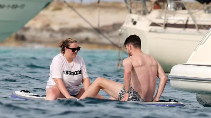 Ferlandista's tweet photo. Declan Rice había practicado la rosca en casa, tirandole Cheetos Pelotazos a la foca de su novia para que los cogiera con la boca https://t.co/z1cwE9XMA0
