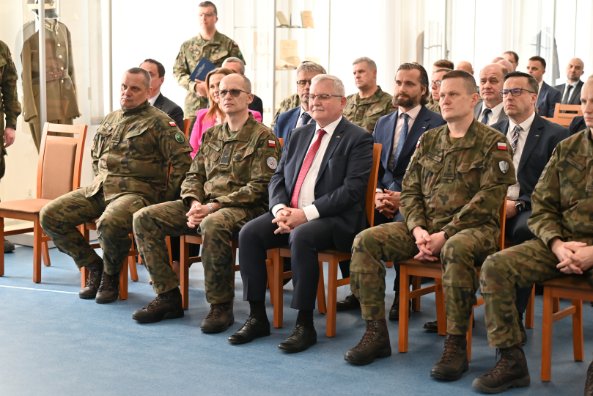 Laboratorium TRS-15M w Centrum Szkolenia Sił Powietrznych otwarte! Do tego przekazanie 28. TRS-15M oraz konsoli zdalnego sterowania KZS-15. Laboratorium umożliwia szkolenie załóg bez wykorzystania sprzętu na posterunkach - pozwala zachować ciągłość pracy bojowej stacji.