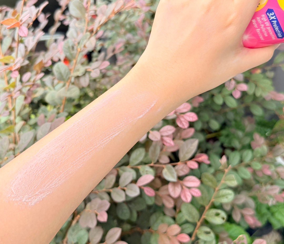 🌤️กันแดดที่เหมาะกับอากาศประเทศไทยสุดๆ นี่ใช้หมดไปหลายหลอดแล้วนะ Biore UV Body Serum ชอบเนื้อเค้ามากๆไม่เหนอะ ไม่เหนียวผิว เนื้อเซรั่มทาง่ายเบาสบายผิว อันนี้เป็นสูตร Intensive Aura หลอดชมพู ช่วยปรับให้ผิวดูกระจ่างใสขึ้น1เฉด ไม่ดูพอกอ่ะ ดูไบร์ทขึ้นแบบมีออร่าขึ้นมาเอง🤣 แล้วตัวนี้ไม่ทำให้เสื้อเป็นคราบเหลืองด้วยใส่เสื้อขาวได้เลยไม่ต้องกังวล👍🏻 #Biore #BioreUVBodySerum #กันแดดตัวจริง #เบาสบายไม่ทิ้งคราบเหลือง