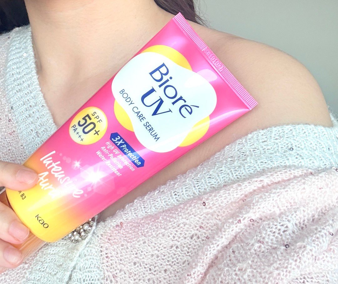 🌤️กันแดดที่เหมาะกับอากาศประเทศไทยสุดๆ นี่ใช้หมดไปหลายหลอดแล้วนะ Biore UV Body Serum ชอบเนื้อเค้ามากๆไม่เหนอะ ไม่เหนียวผิว เนื้อเซรั่มทาง่ายเบาสบายผิว อันนี้เป็นสูตร Intensive Aura หลอดชมพู ช่วยปรับให้ผิวดูกระจ่างใสขึ้น1เฉด ไม่ดูพอกอ่ะ ดูไบร์ทขึ้นแบบมีออร่าขึ้นมาเอง🤣 แล้วตัวนี้ไม่ทำให้เสื้อเป็นคราบเหลืองด้วยใส่เสื้อขาวได้เลยไม่ต้องกังวล👍🏻 #Biore #BioreUVBodySerum #กันแดดตัวจริง #เบาสบายไม่ทิ้งคราบเหลือง