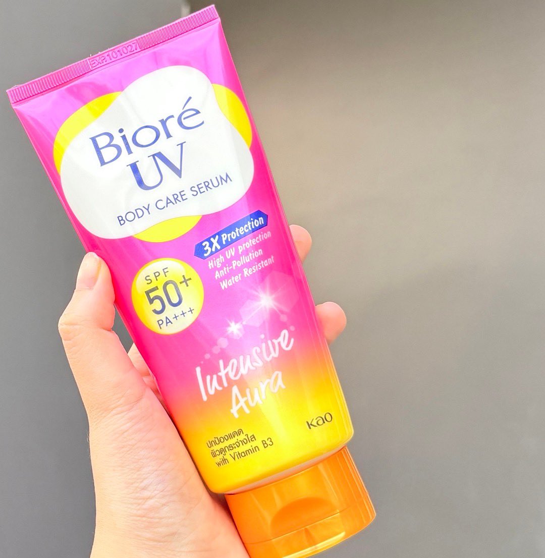 🌤️กันแดดที่เหมาะกับอากาศประเทศไทยสุดๆ นี่ใช้หมดไปหลายหลอดแล้วนะ Biore UV Body Serum ชอบเนื้อเค้ามากๆไม่เหนอะ ไม่เหนียวผิว เนื้อเซรั่มทาง่ายเบาสบายผิว อันนี้เป็นสูตร Intensive Aura หลอดชมพู ช่วยปรับให้ผิวดูกระจ่างใสขึ้น1เฉด ไม่ดูพอกอ่ะ ดูไบร์ทขึ้นแบบมีออร่าขึ้นมาเอง🤣 แล้วตัวนี้ไม่ทำให้เสื้อเป็นคราบเหลืองด้วยใส่เสื้อขาวได้เลยไม่ต้องกังวล👍🏻 #Biore #BioreUVBodySerum #กันแดดตัวจริง #เบาสบายไม่ทิ้งคราบเหลือง