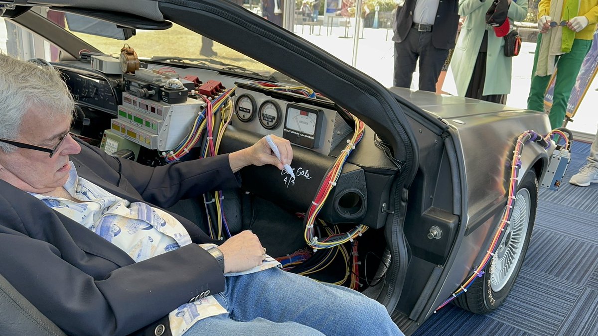 MR.TOSHI @神戸の自作タイムマシン デロリアン🚗 tweet media