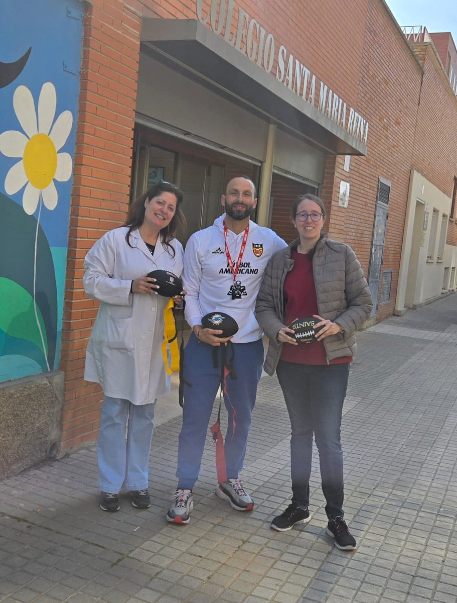 AragonFootball's tweet photo. Nuestro entrenador acreditado Diego Polo @Grisenero, ha estado esta mañana en el colegio Santa Maria Reina de Zaragoza, desarrollando actividades de flag futbol con los alumnos del centro

#deporte #deporteEscolar #deporteescolararagon #flagfutbol #flagfootball #santamariareina https://t.co/jIm7Pc7dJT