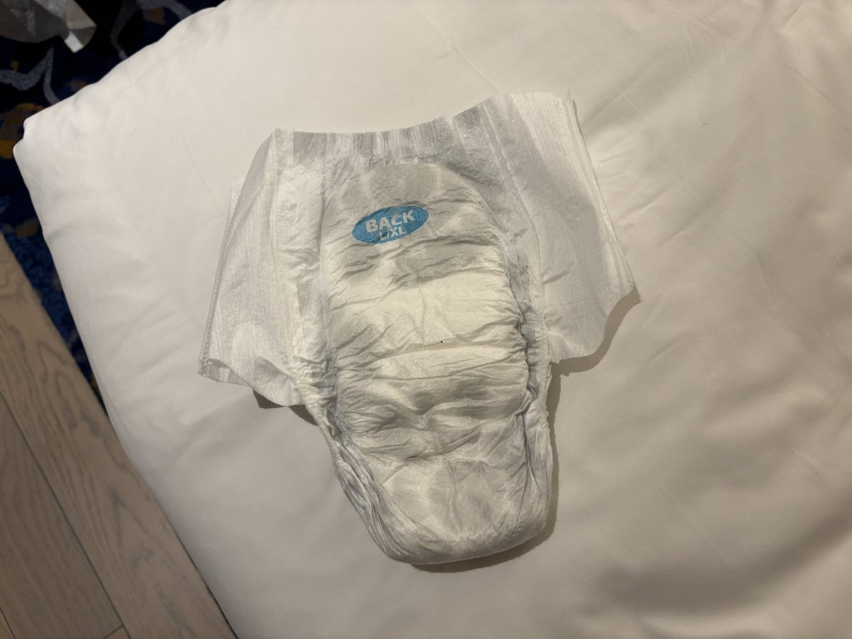 大人說飯店的床很貴所以要包尿布！

People say the beds in the hotel are expensive, so it’s better to have my diaper on

#尿布 #ABDL
