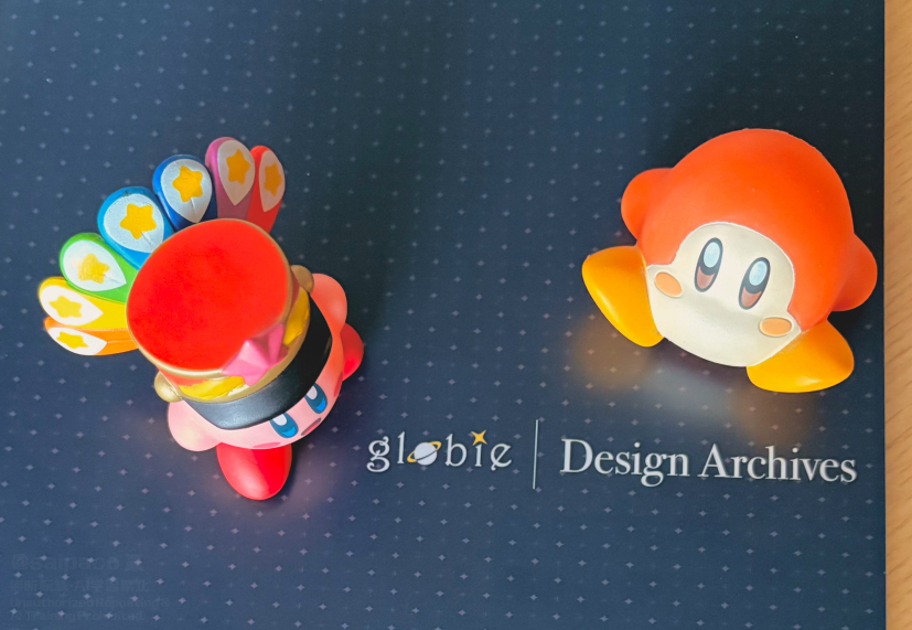 #globie さんから画集をいただきました✨ありがとうございます！みんな可愛い＆かっこいい♪

表紙がシンプルなので家のカービィたちと📸