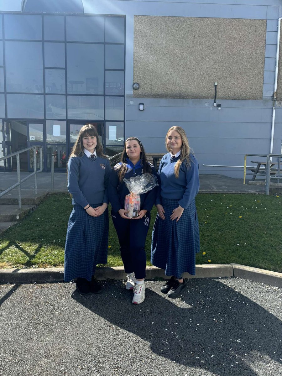 And the winner is @kaylamcmahon - Congrats - Kinga and Caitlin making Kayla a presentation of her prize, thanks to all who entered. <a href="/StudentEntProg/">StudentEntProg</a> <a href="/WhizzkidsIT/">Whizzkids.ieTraining</a> <a href="/leo_limerick/">Local Enterprise Office Limerick</a>