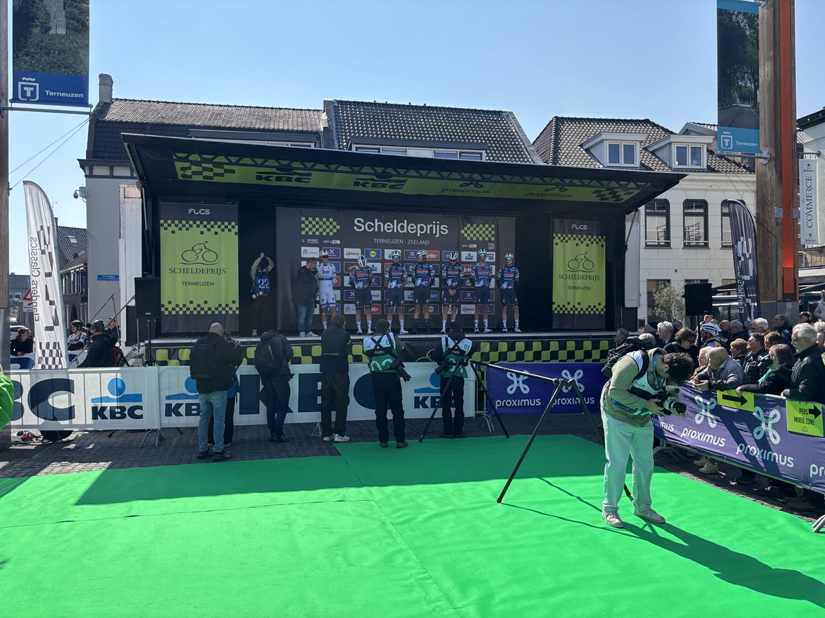 Presentator ⁦<a href="/Vannieuwkerke/">Karl Vannieuwkerke</a>⁩ met uittredend winnaar Tim Merlier voor de start van de Scheldeprijs.