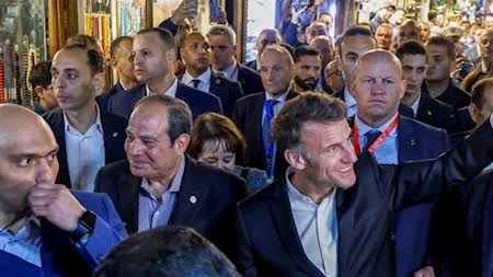 عارف يعنى اى رؤساء دول يمشو ف الشارع وسط الشعب كده عادى ؟؟؟ عارف يعنى اى يسلمو ع الشعب إيد ب إيد كده عادى وكمان يتصورو سيلفى مع الشعب ... دا معناه ان #مصرـبلدـالأمن #والأماااااااان 🇪🇬💪