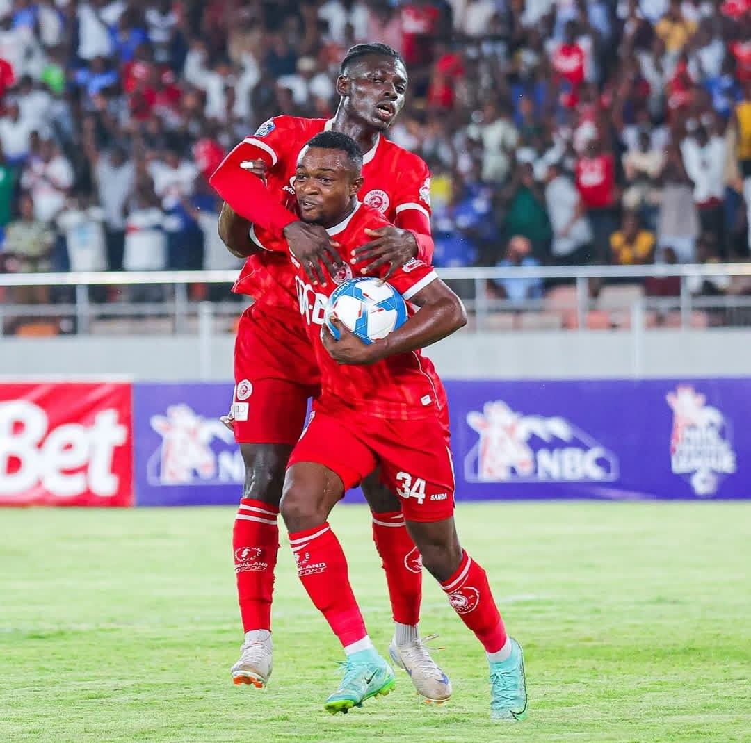 Sospeter1993's tweet photo. Sidhani kama cross zitaisaidia Simba kutokana na vimo vya centre back wa Masry, Nafikiri utulivu kwenye zone 14 na Penetration pass kwa diamond style kuelekea kwenye box inaweza kuwafungua Masry...

Hapa Clatous Chama angekuwepo, Simba angeenda half time na 2-0 🙌 https://t.co/HHSFgqtXwm