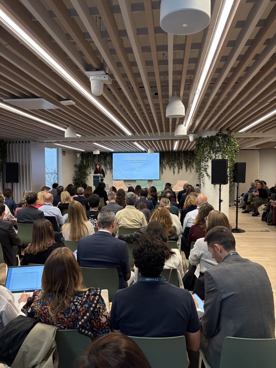 AsocDIRSE's tweet photo. Arrancamos la Jornada DIRSE 2025 con energía y colaboración. @idoiarevuelta (@Mutualidad_es) destacó la importancia de estos espacios, y Ana Gascón subrayó el compromiso de DIRSE. 🙌📺 #Sostenibilidad #DIRSE https://t.co/1jHtvtpDV8