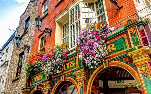 StripesEurope's tweet photo. Thinking of Ireland for your next getaway? 🇮🇪
Explore castles, coastlines, cozy pubs &amp; more with this epic 10-day itinerary—from Dublin to the Cliffs of Moher! 

Plan your adventure here 👉 https://t.co/lIVC4v4WD4
#TravelIreland #StripesEurope #Wanderlust https://t.co/X0Vpk8i49j