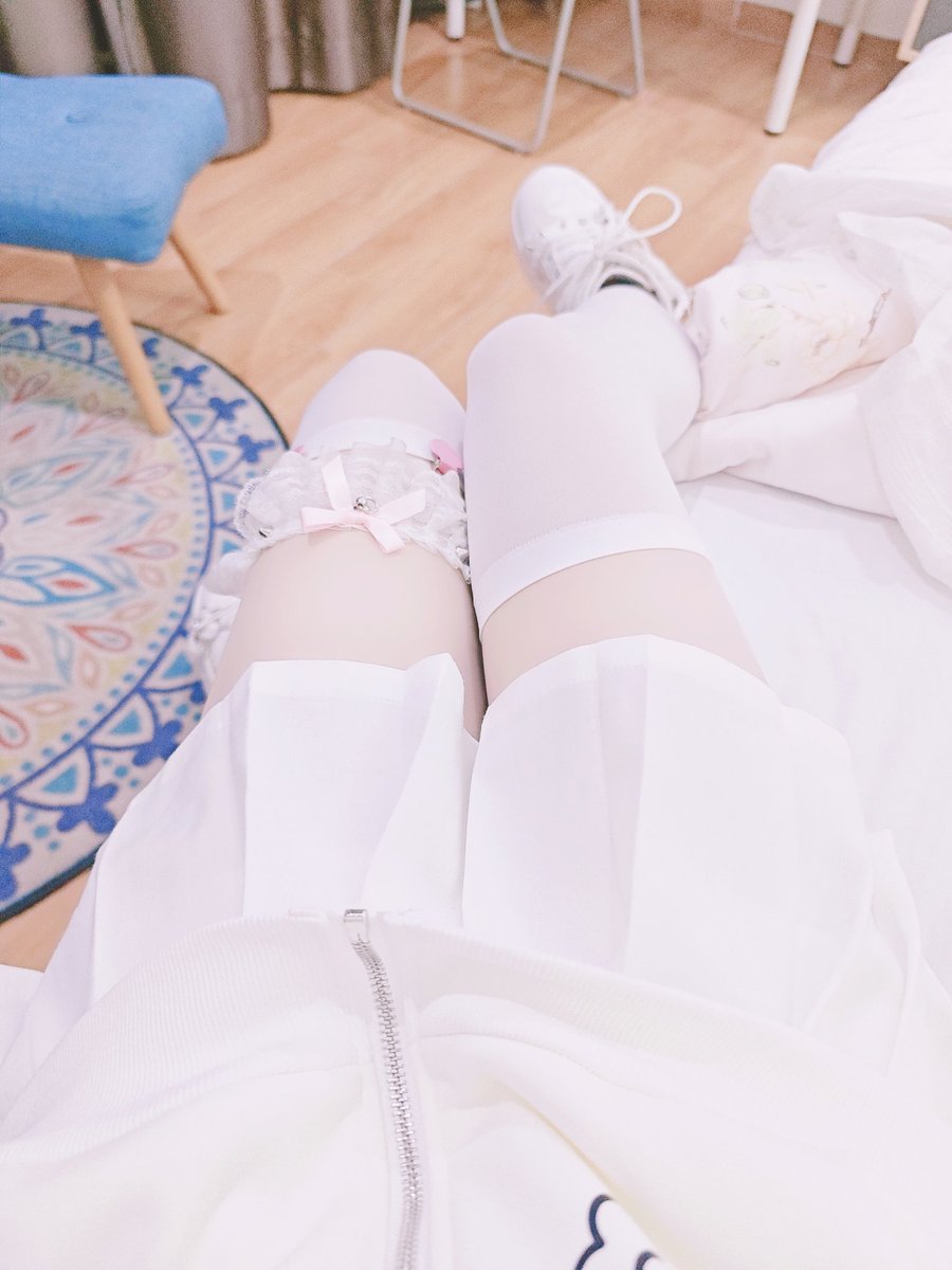 雪糕在靴中
脱掉在手中把玩
反被踩脸上