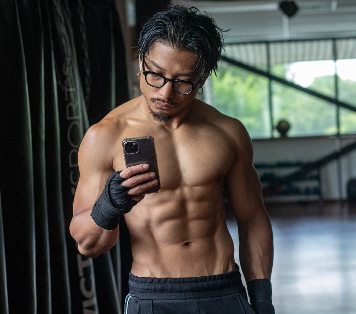 Harsh truth:

Most people do not have visible six-packs.

There is only a small portion of the population who have visible six-pack with solid muscles.

Here is the 7-step game plan to have a six-pack before the summer.