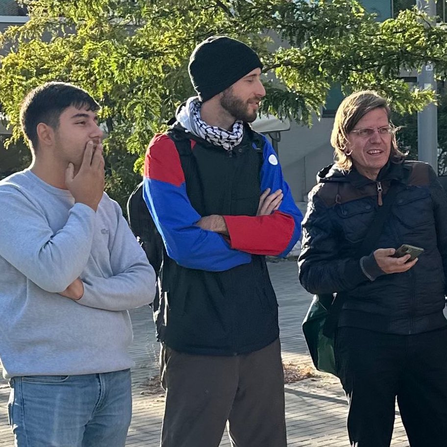 PreislerKa's tweet photo. Das👇🏼ist Peter. 

Er fragt „Erklärt das die Schwangerschaft von Karoline Preisler als 15-jähriges Schulmädchen im Widerstand?“

Hat Peter womöglich eine ungesunde Neigung zu Schulkindern? 

Lebt er die 👧Fantasie aus? 

Sei kein Kinder-Peter! https://t.co/eCHT6NQ0Yx