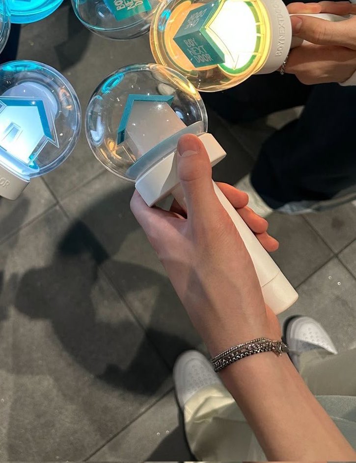 ippeunihan's tweet photo. bringing this back to the tl... leehan's &amp; my hand size comparison 😵‍💫 https://t.co/oAWuR1r426