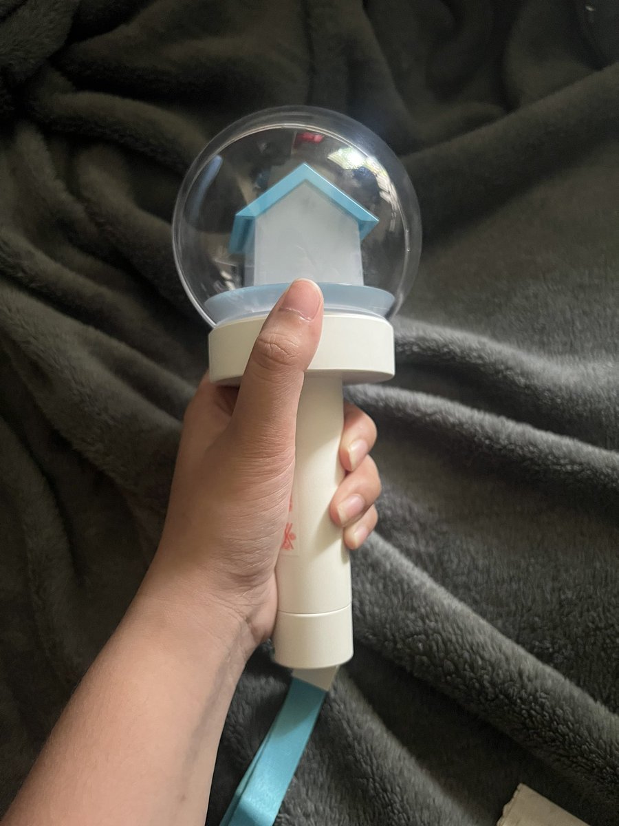 ippeunihan's tweet photo. bringing this back to the tl... leehan's &amp; my hand size comparison 😵‍💫 https://t.co/oAWuR1r426
