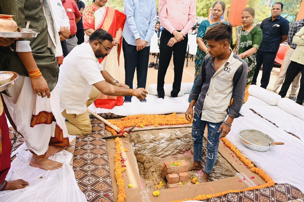babusinhbjp's tweet photo. આ પ્રસંગે મ્યુ. કાઉન્સિલર શ્રીઓ, સંગઠનના પદાધિકારી શ્રીઓ અને કર્મઠ કાર્યકર્તા મિત્રો ઉપસ્થિત રહ્યા. @PradipsinhGuj #STstand #vastral #development #vikas #BJPGovernment #mlavatva #VatvaVidhansabha https://t.co/QnCCkPRBx5