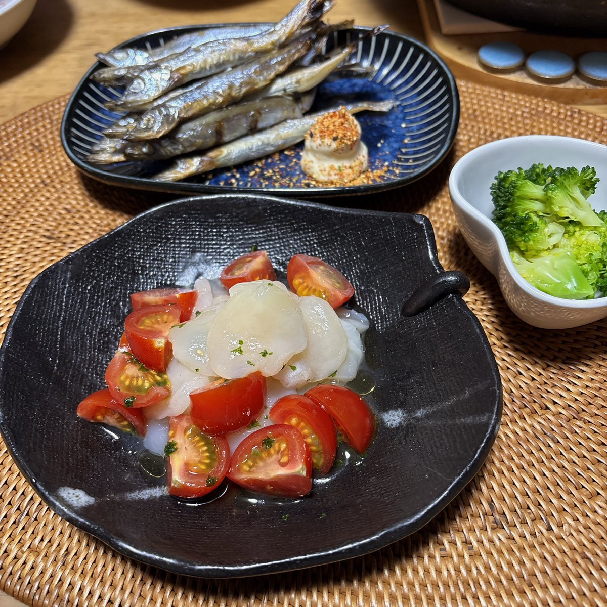 即席酒の肴🥃
◇焼くだけ柳葉魚 七味マヨで
   魚焼いてると猫が離れません
◇帆立のマリネ
   母マリネと思わず醤油をかけて
   食べてました🙄
◇ブロッコリーボイルしただけ
   私は何もかけず 
   ﾑｼｬﾑｼｬ食べるのが好き🙌💓

#おうちごはん𓎩𓌉𓇋