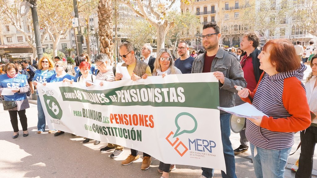 SindicatoUSOCV's tweet photo. 📍Hoy en Valencia #USOCV como miembro de la @merp_org hemos salido a la calle con el lema
"Somos 4⃣9⃣ millones", en defensa del sistema público de #pensiones #BlindarLasPensiones https://t.co/NKUrUblW5r