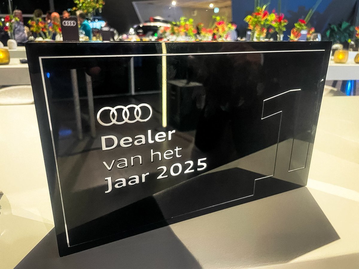 DennisHuls's tweet photo. Wat een fantastisch nieuws! Tijdens de jaarlijkse uitreiking van de Audi Dealer Awards zijn we uitgeroepen tot 𝐀𝐮𝐝𝐢 𝐝𝐞𝐚𝐥𝐞𝐫 𝐯𝐚𝐧 𝐡𝐞𝐭 𝐉𝐚𝐚𝐫! 🏆 Bedankt aan iedereen die hieraan heeft bijgedragen! https://t.co/sJz1be4xDd