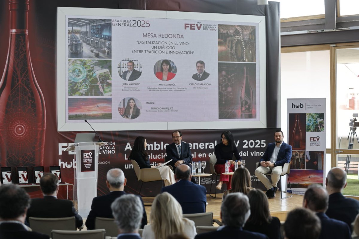Empieza la Mesa Redonda: “Digitalización en el vino: un diálogo entre tradición e innovación” junto a:
Maite Ambrós, subdirectora del @mapagob
Juan Vázquez, director general de <a href="/BodMartinCodax/">BodegasMartínCódax</a>
Carlos Tarragona, CEO de <a href="/spectralgeo/">SpectralGeo</a>
Y modera : Trinidad Márquez de la <a href="/FEV_Vino/">FEV</a>