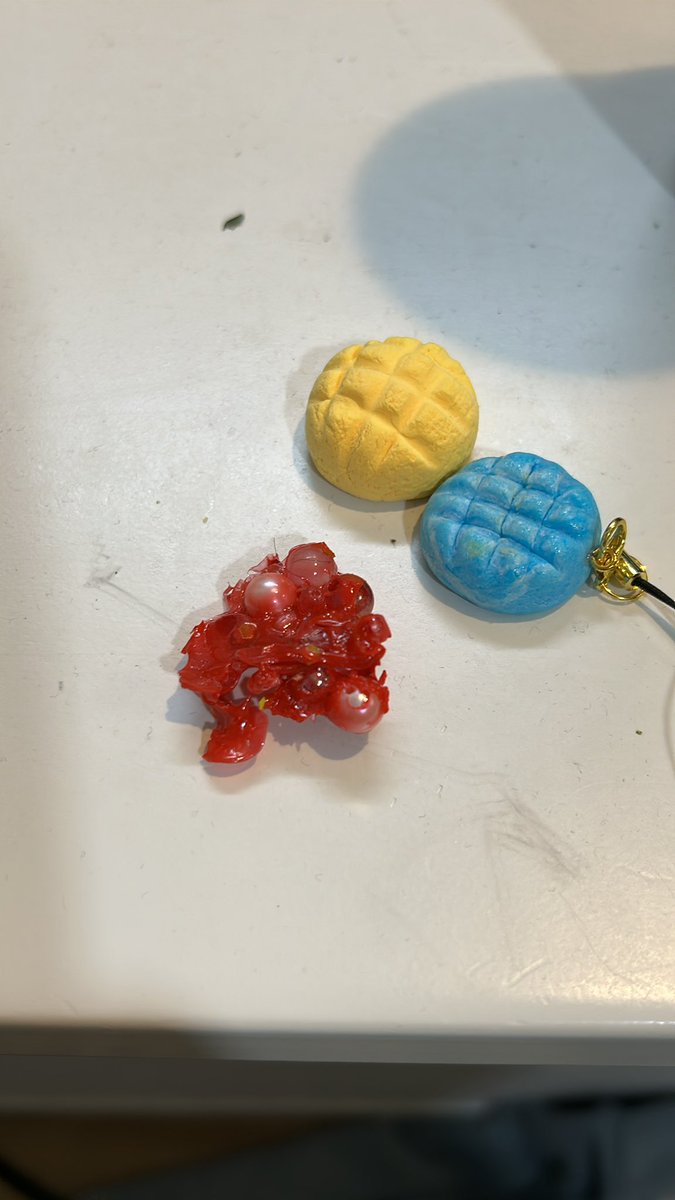 erix60101's tweet photo. 末っ子が遊んだスライムの残骸が
ミャクミャク様になるかもしれない https://t.co/boxnMWDsjW