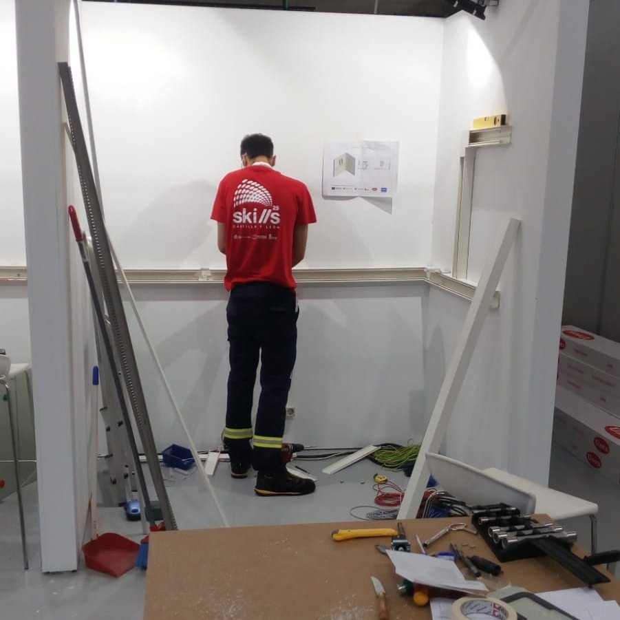 cristoreyva's tweet photo. 👨🔧 Nuestro alumno Pedro Farto, de 2° de Grado Medio de Instalaciones Eléctricas y Automáticas, participa en los Campeonatos de FP Skills CyL 2025 #cylskills
Entre los 16 participantes de la especialidad de "Instalaciones Eléctricas" se nota un gran nivel y muy buen ambiente 💪👏 https://t.co/sTG61LWHyP
