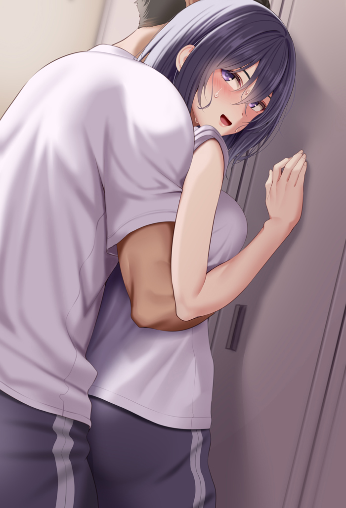 更衣室で誘ってくる汗だく体操服女子 