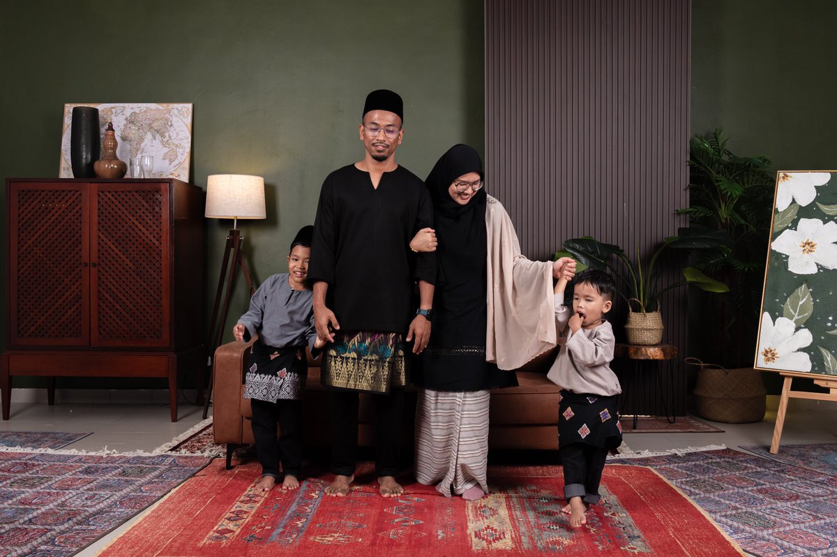 dieayienxoxo's tweet photo. Ikut hampa lah nak posing lagu mana, janji ibu hat paling elok 🤣👨‍👩‍👦‍👦 https://t.co/oqiiAhm8vB