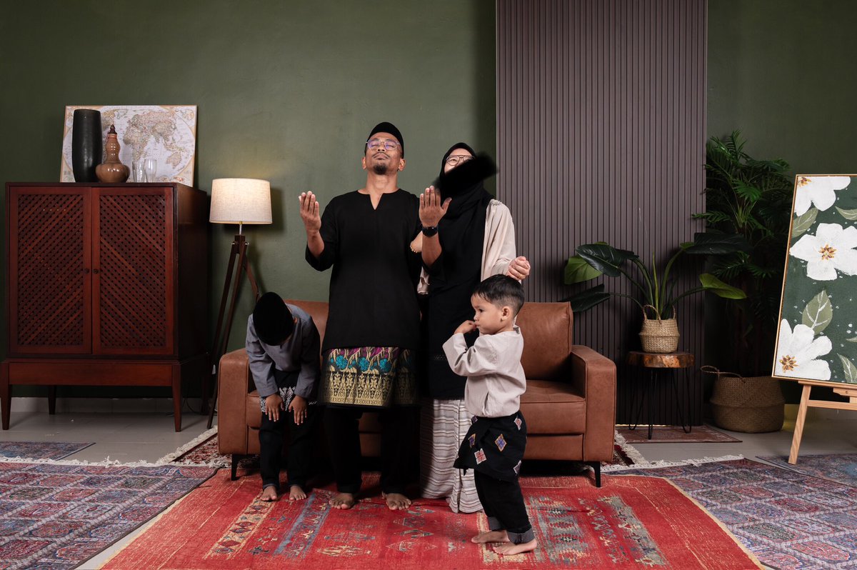 dieayienxoxo's tweet photo. Ikut hampa lah nak posing lagu mana, janji ibu hat paling elok 🤣👨‍👩‍👦‍👦 https://t.co/oqiiAhm8vB