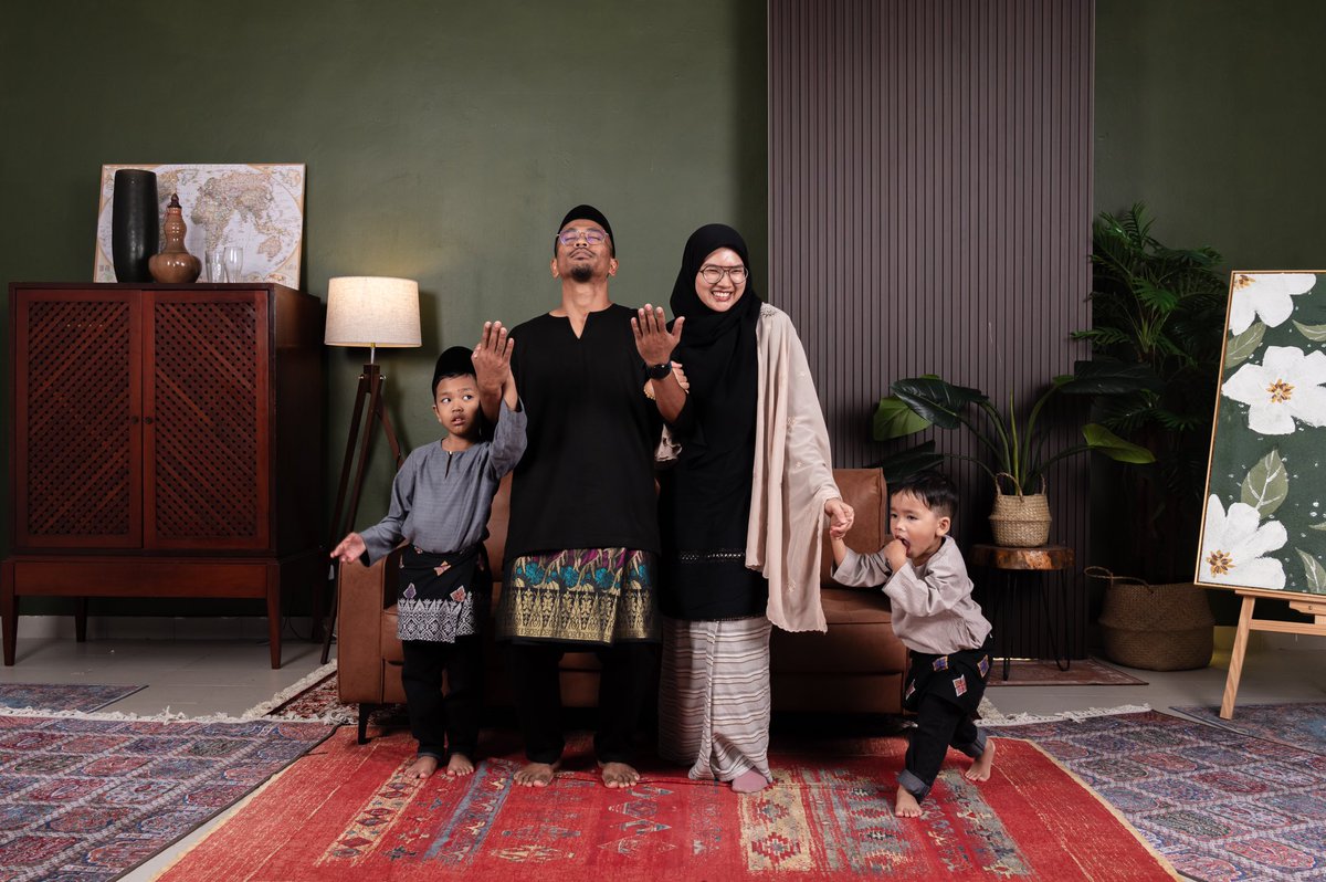 dieayienxoxo's tweet photo. Ikut hampa lah nak posing lagu mana, janji ibu hat paling elok 🤣👨‍👩‍👦‍👦 https://t.co/oqiiAhm8vB