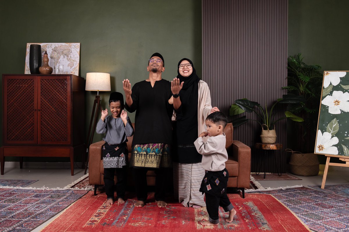dieayienxoxo's tweet photo. Ikut hampa lah nak posing lagu mana, janji ibu hat paling elok 🤣👨‍👩‍👦‍👦 https://t.co/oqiiAhm8vB