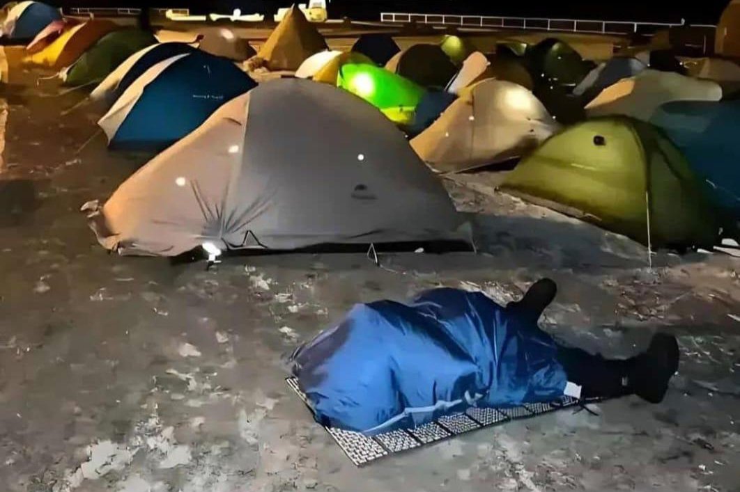 muli_brian_'s tweet photo. Rule number one of camping: Don't drink before building your tent. 😂 https://t.co/wbWU1lJPB0