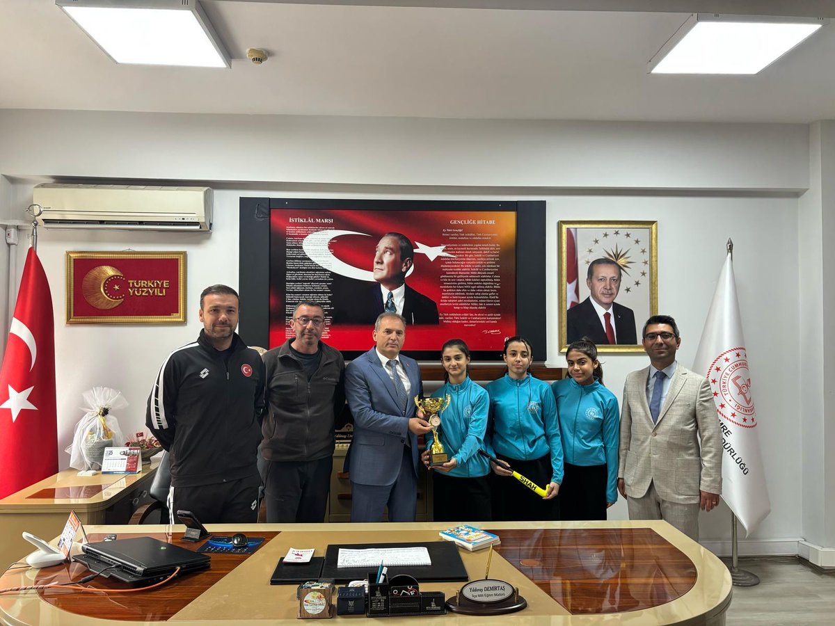 Levent_Tokay's tweet photo. 📌Yunusemre İlçe Gençlik ve Spor 
Sakarya ilinde düzenlenecek olan Hokey Okul Sporları Yıldız Kızlar Bölge Şampiyonası öncesi Yunusemre ilçe Milli Eğitim Müdürü Sayın Yıldıray DEMİRTAŞ takımımız sporcularına başarı dileklerini iletti.
@ozturkyunus45 https://t.co/nV5ODehGwC