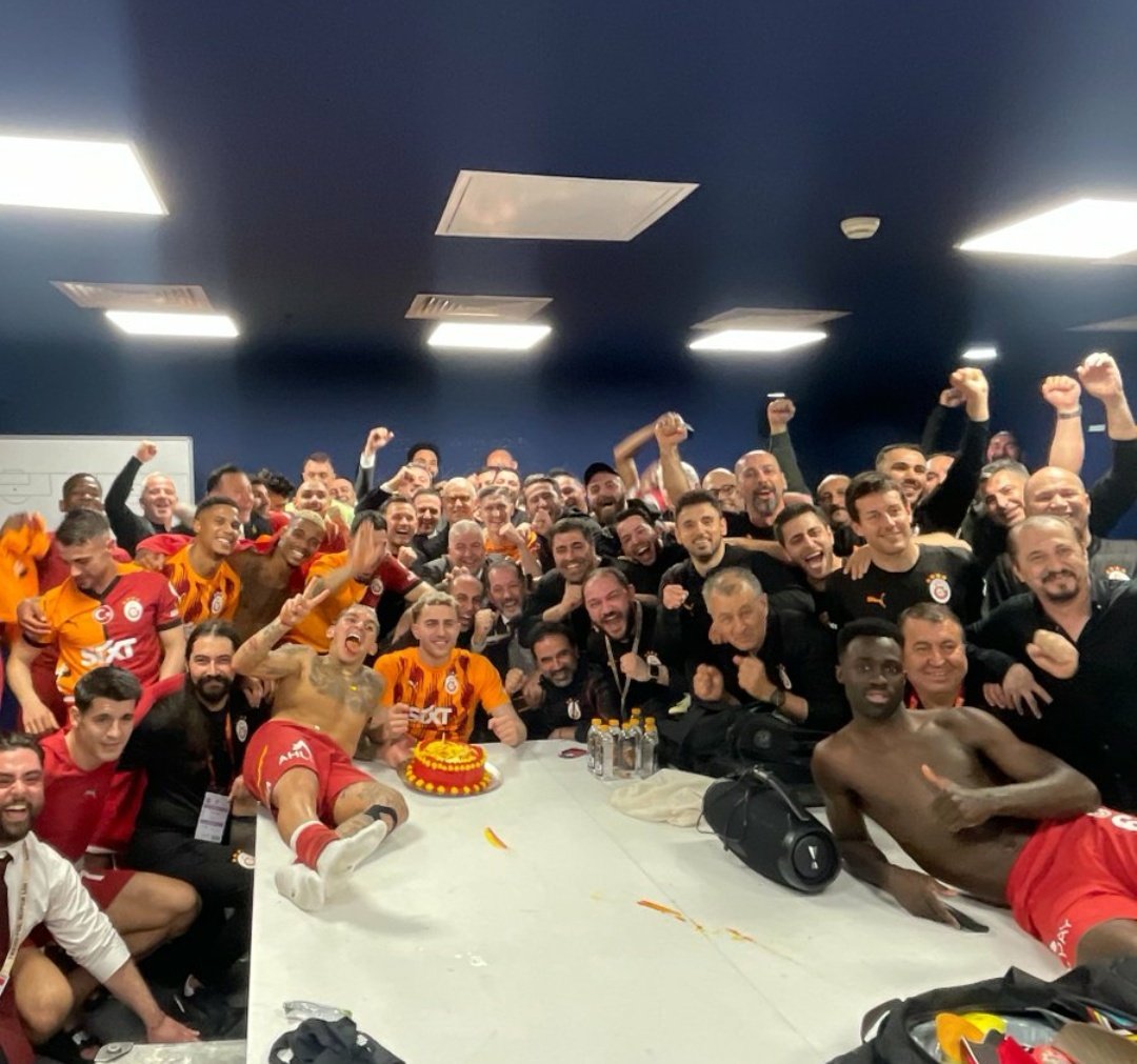 _MelisHanci's tweet photo. @GalatasaraySK Şampiyon olun yüzümüzü güldürün https://t.co/a9QiXsOgPF
