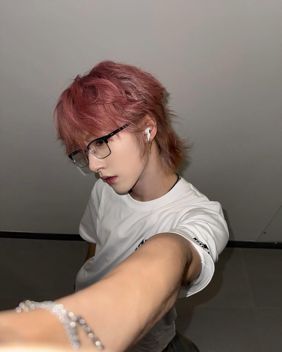 fairenly's tweet photo. yetao is so pretty how is anyone in NT1 normal about him https://t.co/f0lzmQZWHM