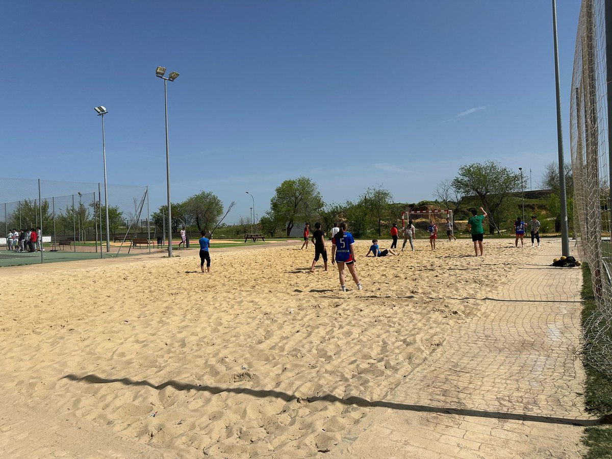 ElVisoDelAlcor_'s tweet photo. 🤾‍♀️ Con motivo del Día Internacional de la Salud el IES Profesor Juan Bautista ha realizado una jornada deportiva en las instalaciones municipales del Huerto Queri en el que han participado distintos clubes deportivos visueños para dar a conocer sus disciplinas deportivas. https://t.co/xwSG2I2giY