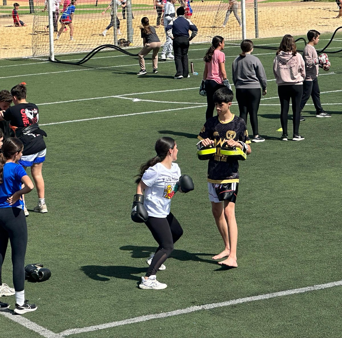 ElVisoDelAlcor_'s tweet photo. 🤾‍♀️ Con motivo del Día Internacional de la Salud el IES Profesor Juan Bautista ha realizado una jornada deportiva en las instalaciones municipales del Huerto Queri en el que han participado distintos clubes deportivos visueños para dar a conocer sus disciplinas deportivas. https://t.co/xwSG2I2giY