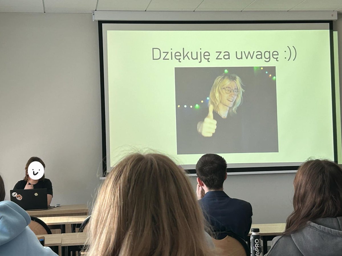 Veeshi_'s tweet photo. Prezentacja na studiach jest jak https://t.co/9RMMbR8bUu