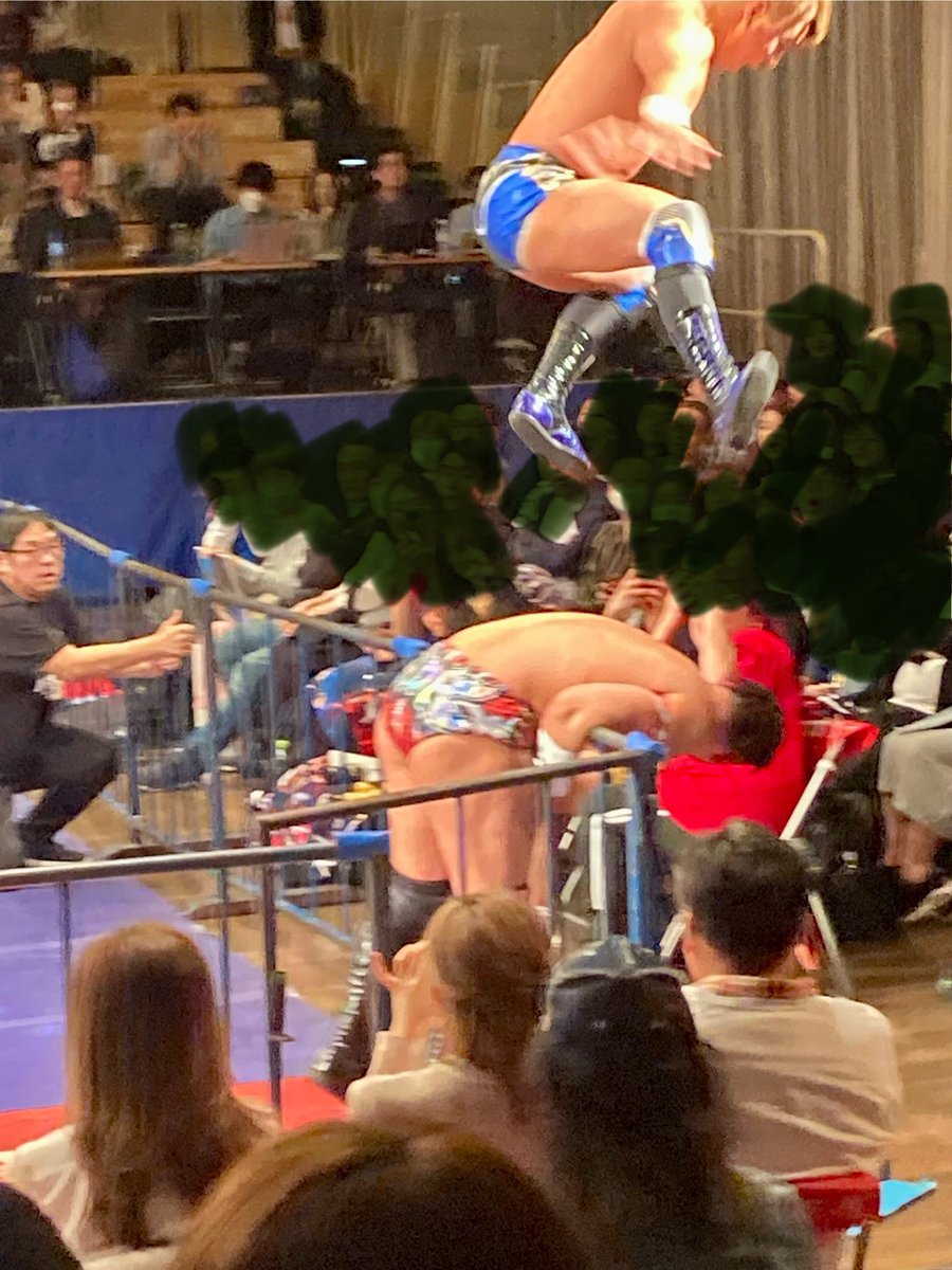 pu_zoko's tweet image. 鉄柵に慣れていない菊田選手に
#ajpw #dragongate #cc2015