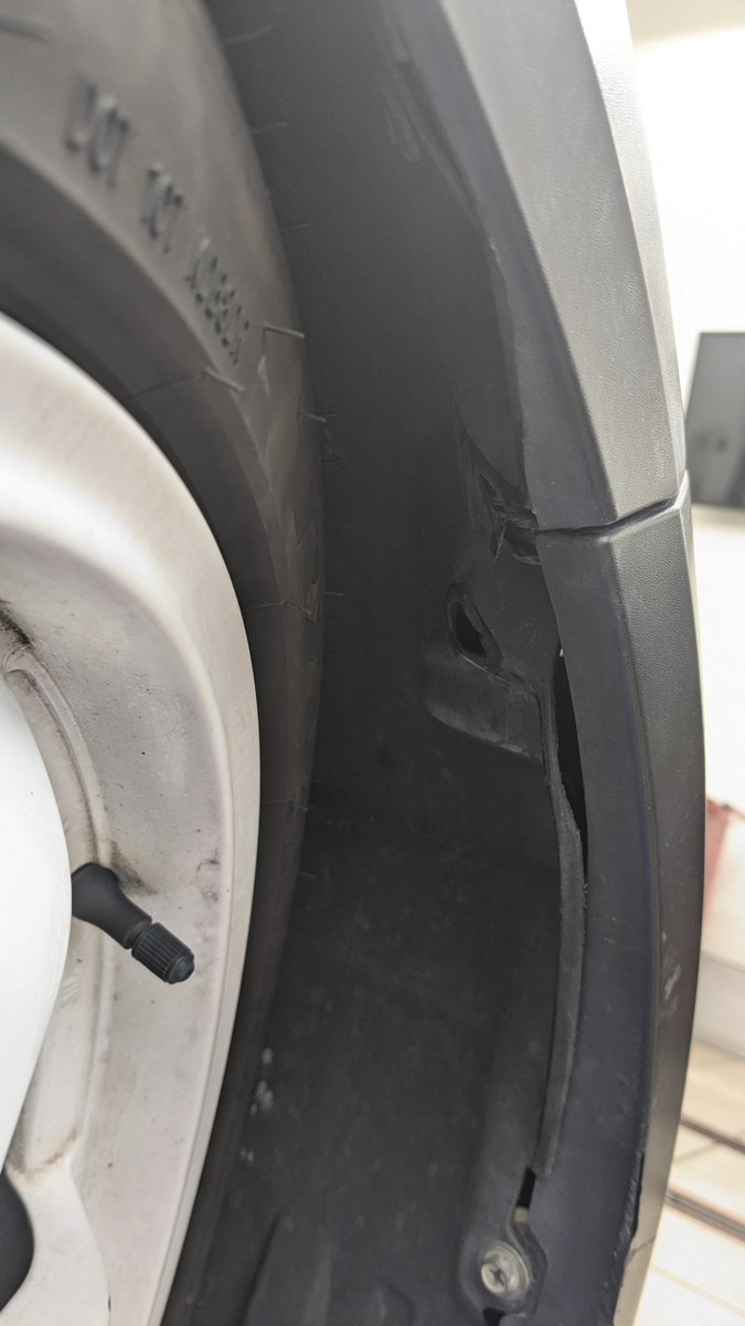 車高下げたら穴空いた。笑
