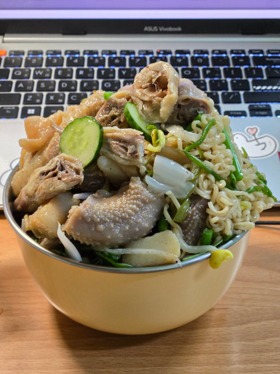 終於買到心心念念的鹹水雞🫶
（其實只是人家昨天臨時休息白跑一趟
然後又不小心爆碗了
明明這次比之前還便宜一點點