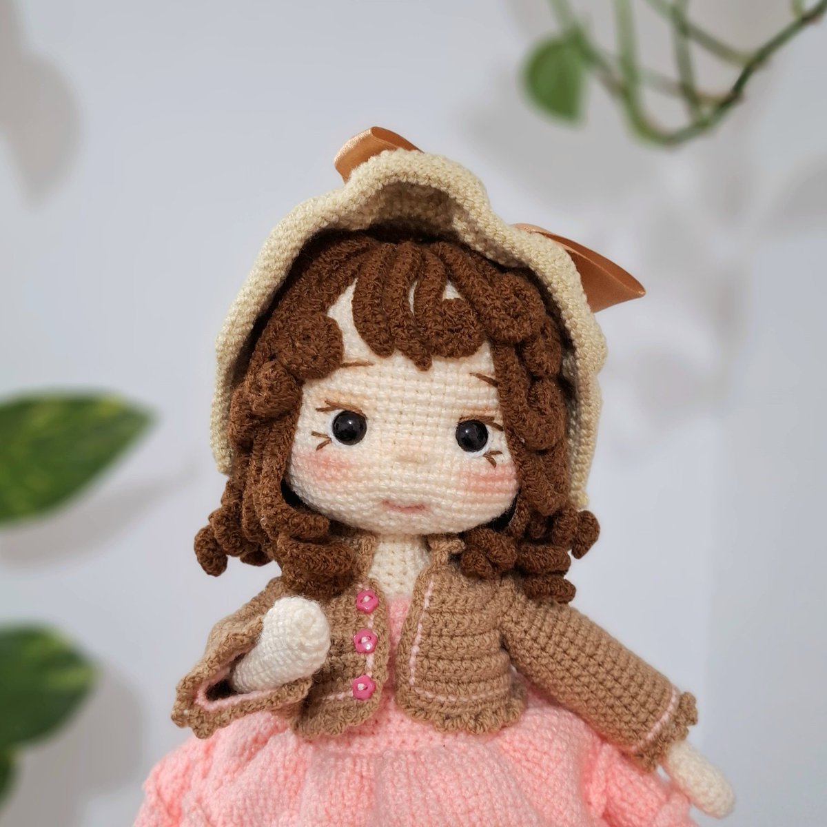 سلام 
من برای بافت این عروسک حدودا یک ماه زمان گذاشتم🙂
توی پیج اینستام عروسکای بیشتری دارم! که میتونید سفارش بدید🥹
ممنون میشم با ریتوییت و منشن حمایتم کنید🙏🙏🌱🌱
#حمایت