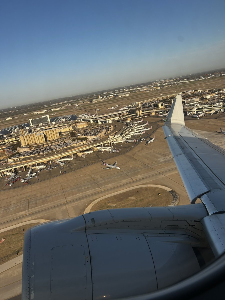 Wing Wednesday ✈️
Envoy Air (American Eagle)
Embraer E175LR N253NN
ENY4141 DFW-FSM
March 21, 2025
#AvGeek #AvGeeks #E175 #ENY
#DFW <a href="/DFWAirport/">DFW Airport</a> #FSM #EnvoyAir #AmericanEagle <a href="/envoyaircareers/">Envoy Air</a>