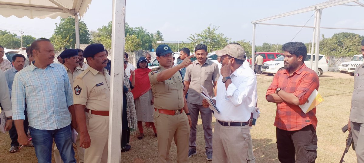 SpEluruDistrict's tweet image. ఆంధ్రప్రదేశ్ ముఖ్యమంత్రి **శ్రీ నారా చంద్రబాబు నాయుడు** గారు ఏలూరు జిల్లా పర్యటనకు సంబంధించిన భద్రతా ఏర్పాట్లను సమీక్షించేందుకు **ASL (Advanced Security Liaison)** కార్యక్రమాన్ని నిర్వహించిన జిల్లా పోలీసు అధికారులు.
@APPOLICE100 #AndhraPradesh #ChandrababuNaidu #VIPSecurity