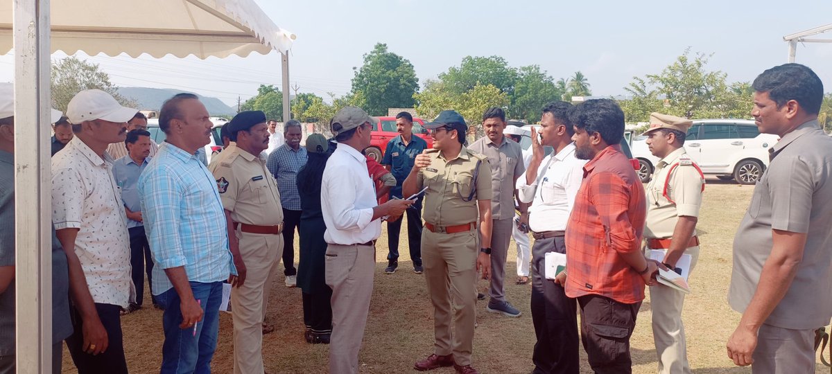 SpEluruDistrict's tweet image. ఆంధ్రప్రదేశ్ ముఖ్యమంత్రి **శ్రీ నారా చంద్రబాబు నాయుడు** గారు ఏలూరు జిల్లా పర్యటనకు సంబంధించిన భద్రతా ఏర్పాట్లను సమీక్షించేందుకు **ASL (Advanced Security Liaison)** కార్యక్రమాన్ని నిర్వహించిన జిల్లా పోలీసు అధికారులు.
@APPOLICE100 #AndhraPradesh #ChandrababuNaidu #VIPSecurity