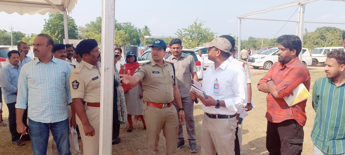 SpEluruDistrict's tweet image. ఆంధ్రప్రదేశ్ ముఖ్యమంత్రి **శ్రీ నారా చంద్రబాబు నాయుడు** గారు ఏలూరు జిల్లా పర్యటనకు సంబంధించిన భద్రతా ఏర్పాట్లను సమీక్షించేందుకు **ASL (Advanced Security Liaison)** కార్యక్రమాన్ని నిర్వహించిన జిల్లా పోలీసు అధికారులు.
@APPOLICE100 #AndhraPradesh #ChandrababuNaidu #VIPSecurity