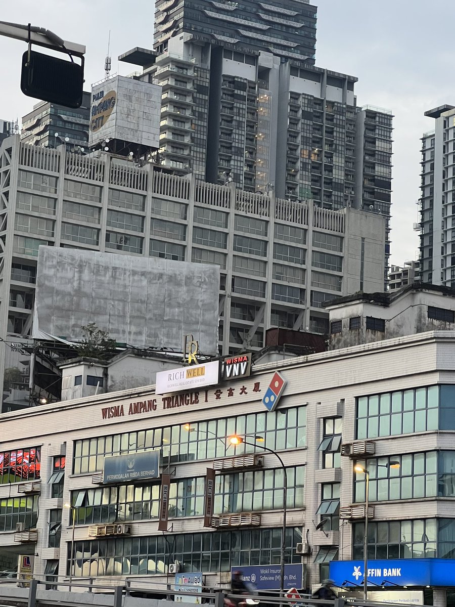 SMNTheFirst's tweet photo. Signage dah nak jatuh dah ni @DominosMY. Kalau jatuh kena kat manusia, pecah kepala kalau tak mati.   Harap repair atau turnkan secepat mungkin sebelum jadi accident. Boleh bagi saya free pizza setahun sebab tolong elak laibiliti kpd syarikat? 😬

Lokasi: Sebelah Ampang Point. https://t.co/hkbDWp8V2O
